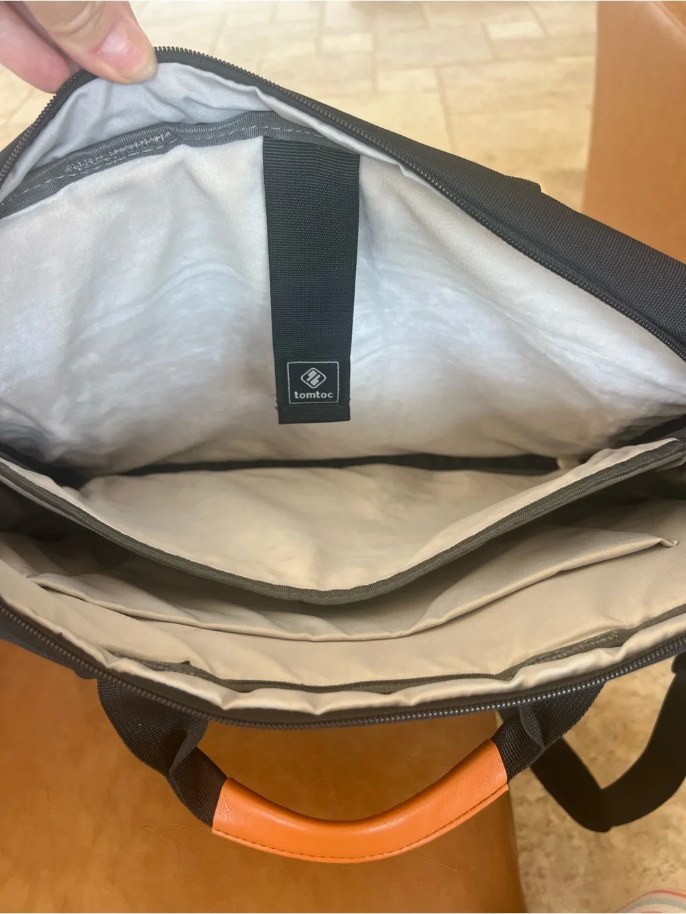 Tomtoc black laptop